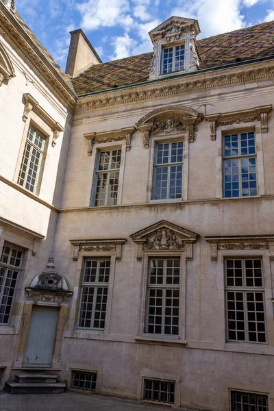 法国第戎市中心历史建筑的垂直拍摄 — 图库照片