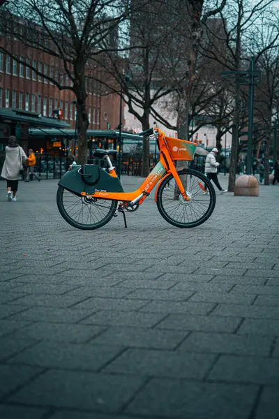 Ein Orangefarbenes Leihfahrrad Das Auf Einer Kopfsteinpflasterstraße Abgestellt Ist — Stockfoto