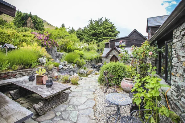 Uma Bela Vista Quintal Frente Casas Cercadas Por Arbustos Verdes — Fotografia de Stock