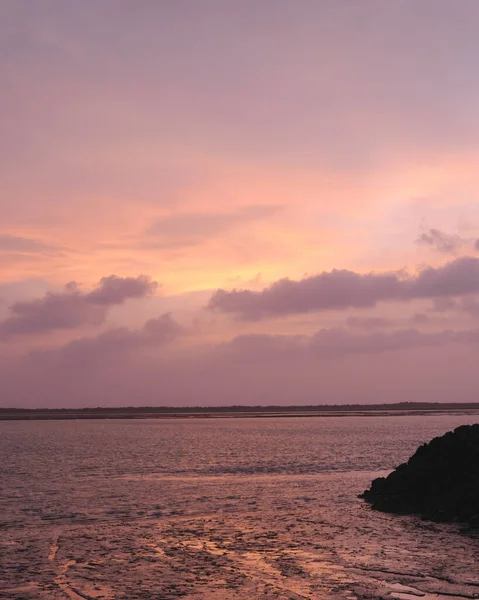 Una Vista Panorámica Del Cielo Rosa Noche Por Encima Una —  Fotos de Stock