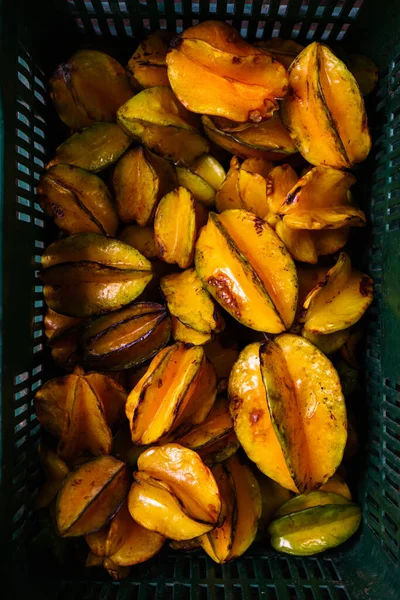 Una Vista Superior Más Frutas Maduras Carambola Una Caja Mercado —  Fotos de Stock