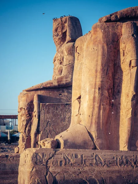 Pystysuora Laukaus Kahdesta Massiivinen Kivi Patsaat Mennon Colossus Vastaan Sininen — kuvapankkivalokuva