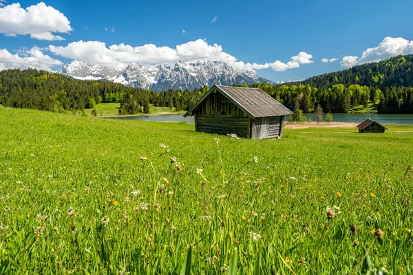 在巴伐利亚的Geroldsee湖和Karwendel山对面的圆木小木屋风景 — 图库照片