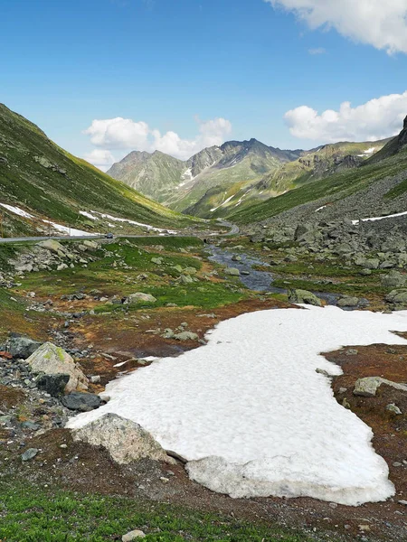 Piękny Krajobraz Gór Odrobiną Śniegu Trawiastych Zboczach Pod Błękitnym Zachmurzonym — Zdjęcie stockowe