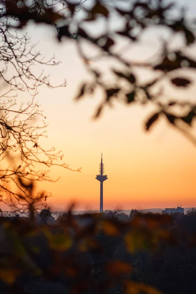 Una Torre Vertical Atardecer Frankfurt Alemania — Foto de Stock