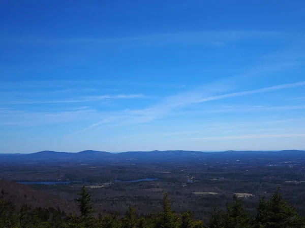 Panoramiczny Widok Pola Niebieskim Tle Chmury — Zdjęcie stockowe