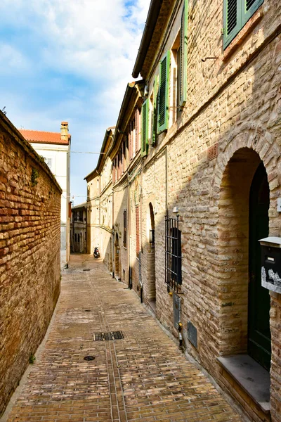 Talya Nın Marche Bölgesindeki Civitanova Alta Kasabasının Dar Bir Sokağının — Stok fotoğraf