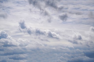 Manzaralı bulutların büyüleyici manzarası