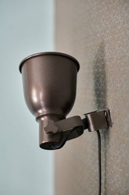 Bir odanın duvarındaki lambanın yakın çekimi.