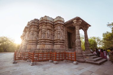 Modhera Güneş Tapınağı 'nın güzel bir görüntüsü, Hindistan' ın Modhera şehrinde günbatımı ile birlikte tarihi bir dönüm noktası.