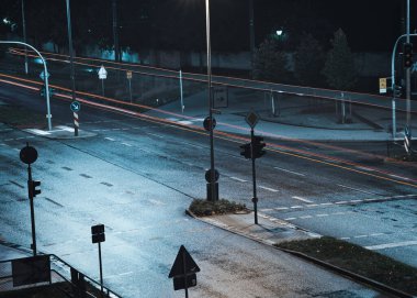Islak asfalt yolda güzel bir kare. Gece hiç araba yakalanmamış.