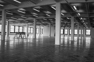 Büyük bir sanayi bölgesinin iç kısımlarının gri tonlu görüntüsü.