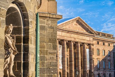 Kassel 'deki Wilhelmshohe Kalesi' nin cephesi.