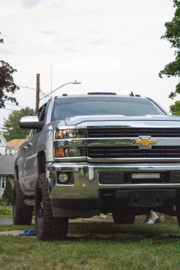 Gümüş renkli bir 2500 Duramax Chevrolet Silverado çimlere park etmiş.