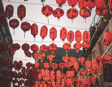 Bulutlu bir günde düşük açılı bir Çin feneri görüntüsü.