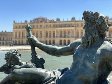 Versailles Sarayı 'ndaki Neptune Heykeli. Paris, Fransa.