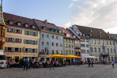 Tarihi eski binaların ve Dijon, Fransa 'da sokakta yürüyen insanların cephesi