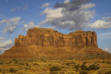 Bulutlu gökyüzünde kocaman bir uçurum manzarası.