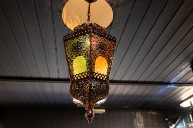 Üzerinde güzel süsler olan güzel bir doğu fenerinin yakın plan çekimi.