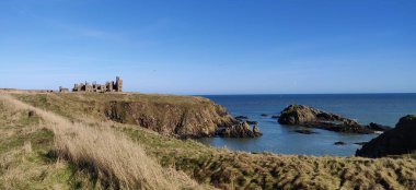Güneşli bir günde okyanus ve uçurumlarla dolu sakin bir manzara.