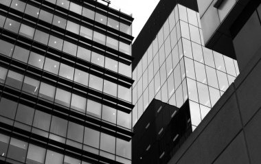 Modern binaların dış tasarımının düşük açılı gri tonlu bir görüntüsü.