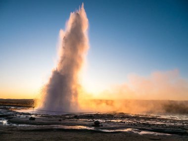 Güneş ışığıyla Kuzey Atlantik Adası 'nın güzel bir manzarası