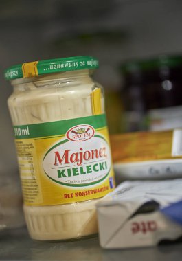 Cam bir kavanozdaki Kielecki marka mayonezin dikey çekimi.