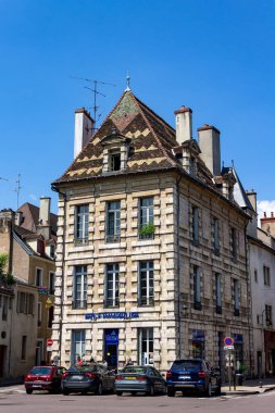 Gökyüzüne karşı eski bir binanın dikey görüntüsü, Dijon mimarisi, Fransa.