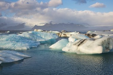 Jokulsarlon 'un manzaralı bir fotoğrafı, Güney İzlanda' da bir buzul gölü.