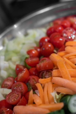 Salata kasesi dolusu taze sebze.