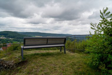 Manzaralı bulutların büyüleyici manzaralı bank.
