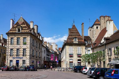 Eski bina gökyüzüne, Dijon 'un mimarisine, Fransa' ya bakıyor..