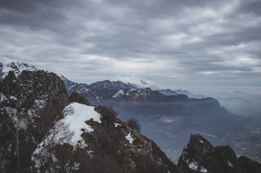 İtalya, Lombardy, Como yakınlarındaki Lecco 'daki Piani dei Resinelli' nin karlı dağlarının hava görüntüsü.