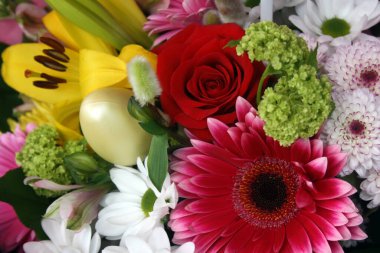 Farklı çiçekli bir buketin yakın plan fotoğrafı.