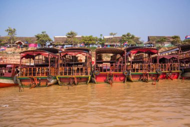 Asya kıyısı yakınlarındaki renkli tekneler.