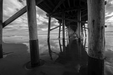 Newport Beach, California 'daki eski bir rıhtımın gri tonlu görüntüsü.