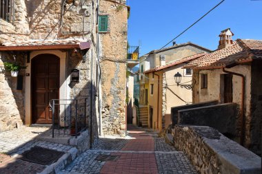 İtalya 'nın Benevento eyaletindeki Pietrelcina köyündeki evler arasında dar bir sokak.