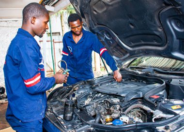 Otomobil tamircileri Zimbabwe 'deki araba sistemi üzerinde çalışıyor.