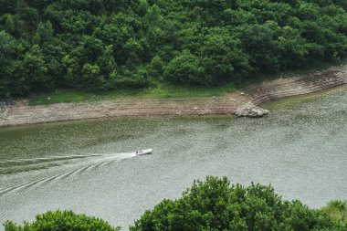 Gün ışığında güzel bir dağ manzarası