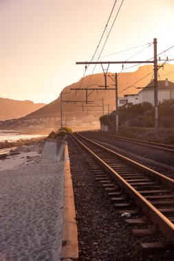 St. James, Kalk Körfezi, Muizenberg, Cape Town 'daki tren raylarının dikey çekimi.