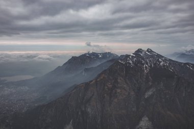 İtalya, Lombardy, Como yakınlarındaki Lecco 'daki Piani dei Resinelli' nin karlı dağlarının hava görüntüsü.