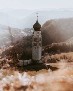 İtalya 'nın Güney Tyrol kentindeki bir tepenin üzerindeki tarihi St. Valentin Şapeli' nin dikey çekimi.
