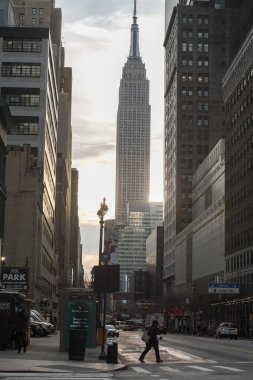 Empire State Binası New York 'taki gökdelenlerden geçiyor.