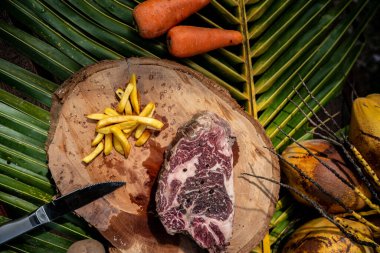 Güzel bir porsiyon çiğ biftek ve patates kızartması.