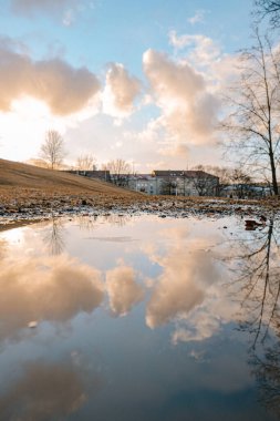Parktaki gölde güzel bir bulut yansıması.
