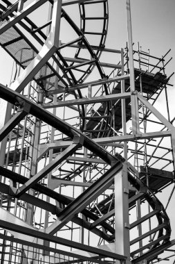 Brighton İskelesi 'ndeki hız treninin gri tonlu görüntüsü. Birleşik Krallık.