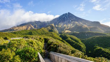 Yeni Zelanda Egmont Ulusal Parkı 'ndaki Taranaki Dağı' nın güzel bir manzarası.