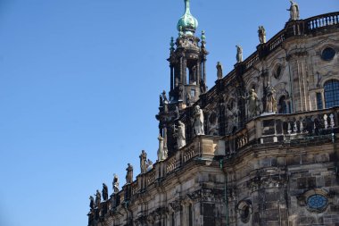 Dresden, Almanya - 28 Mart 2022: Mavi gökyüzünün önündeki 78 kutsal Katolik Hofkirche heykelinin bazıları