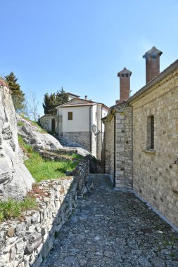 İtalya 'nın Avellino ilindeki bir ortaçağ köyündeki eski binalar arasındaki dar bir sokağın dikey görüntüsü..