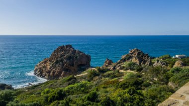 Fas 'ın Tanca kıyısındaki yeşil çalıların ve uçurumların havadan görünüşü